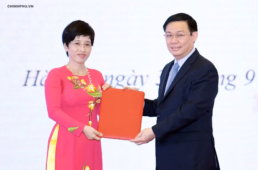 Phó Thủ tướng Vương Đình Huệ trao quyết định cho bà Nguyễn Thị Phú Hà. Ảnh VGP/Quang Hiếu