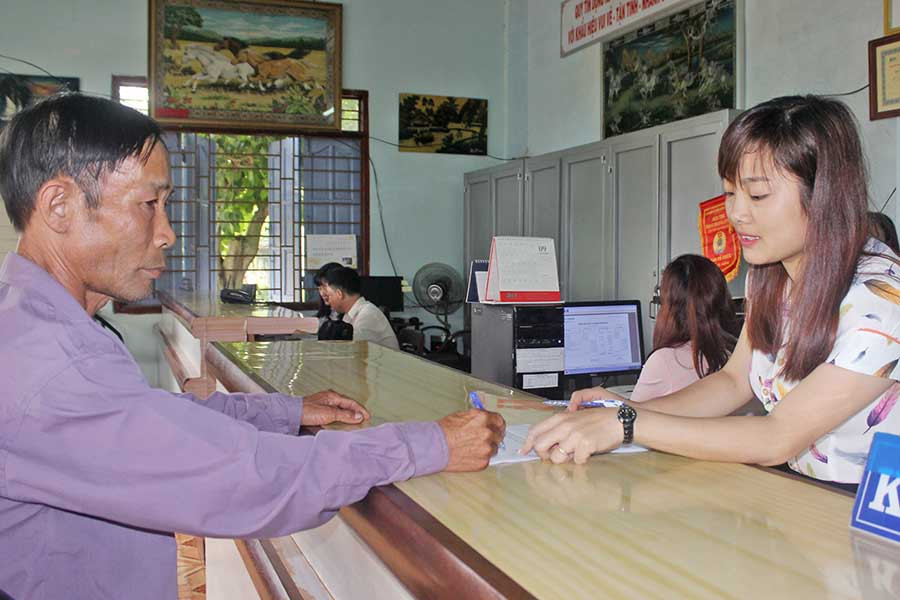  Khách hàng đang giao dịch tại Quỹ TDND Đak Đoa. Ảnh: S.C