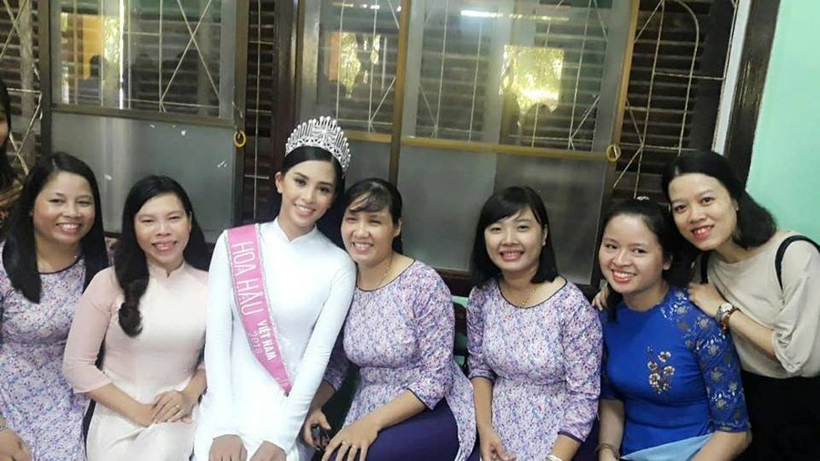  Tân hoa hậu không giấu được vẻ vui mừng trong ngày gặp lại thầy cô. Về thăm trường cũ và tặng học bổng là một trong chuỗi hoạt động sau khi đăng quang ngôi vị hoa hậu Việt Nam 2018.