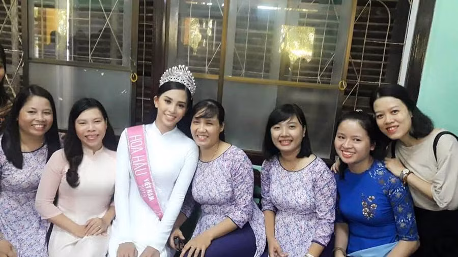  Tân hoa hậu không giấu được vẻ vui mừng trong ngày gặp lại thầy cô. Về thăm trường cũ và tặng học bổng là một trong chuỗi hoạt động sau khi đăng quang ngôi vị hoa hậu Việt Nam 2018.