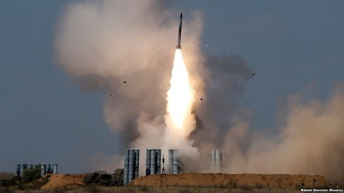  Hệ thống phòng không S-300 khai hỏa. Ảnh: Reuters.