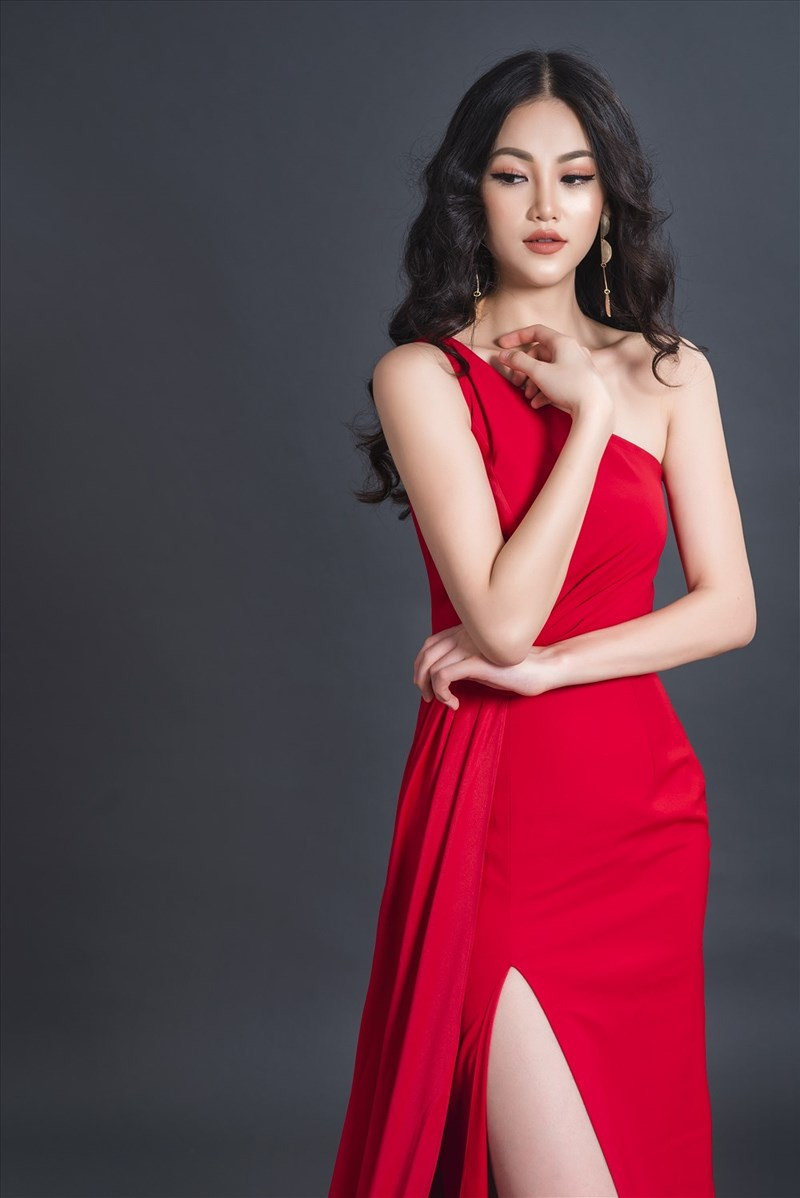 Phương Khánh khoe sắc.  Phương Khánh khoe sắc.