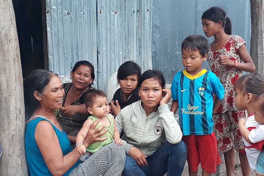  Trẻ em ở đây bị mù chữ và nguy cơ tái mù chữ. Ảnh: Nguyễn Tú