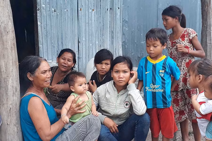  Trẻ em ở đây bị mù chữ và nguy cơ tái mù chữ. Ảnh: Nguyễn Tú