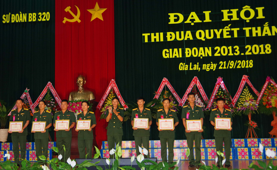 Tặng giấy khen cho các cá nhân có thành tích xuất sắc trong phong trào thi đua quyết thắng. Ảnh: Vĩnh Hoàng