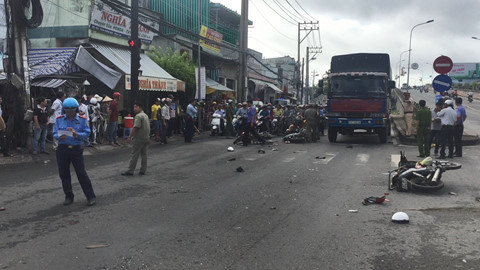 Hiện trường vụ xe tải lùa hàng loạt xe máy Hiện trường vụ xe tải lùa hàng loạt xe máy