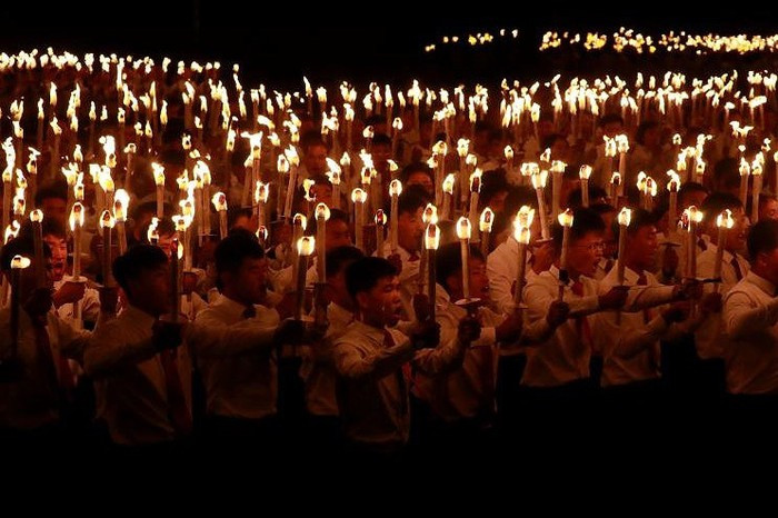  Ánh lửa từ đuốc trong đêm tạo ra cảm giác rất đặc biệt.