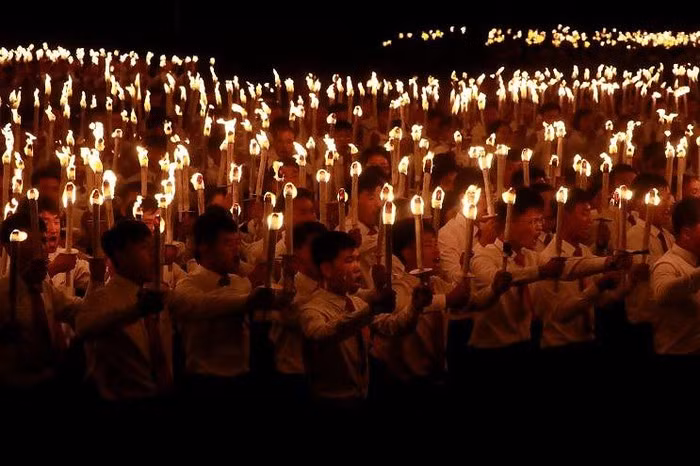  Ánh lửa từ đuốc trong đêm tạo ra cảm giác rất đặc biệt.