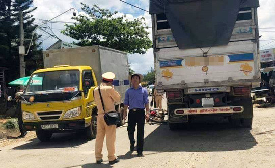 Lực lượng CSGT huyện Bảo Lâm dựng lại hiện trường điều tra làm rõ vụ tai nạn.