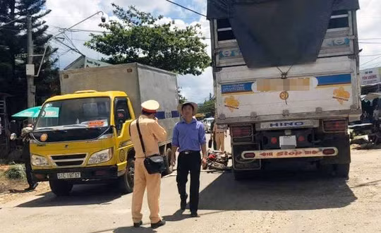 Lực lượng CSGT huyện Bảo Lâm dựng lại hiện trường điều tra làm rõ vụ tai nạn.