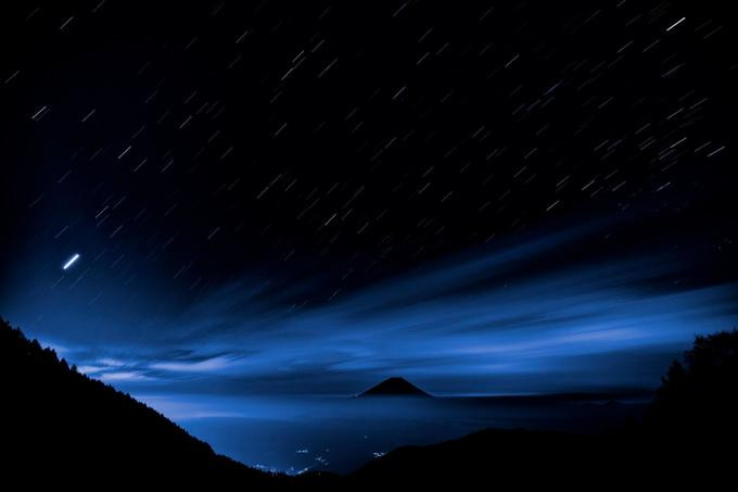 Nakazawa đã dùng kỹ thuật phơi sáng trong 7 phút để những ngôi sao tạo thành vệt ánh sáng trong ảnh. Nơi anh đứng là con đường mòn trong rừng Ikeno-Chaya.