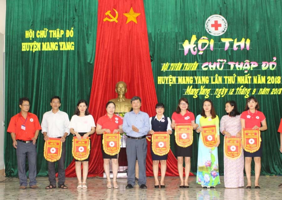 Ban tổ chức tặng cờ lưu niệm cho các đội thi. Ảnh: Phan Lài