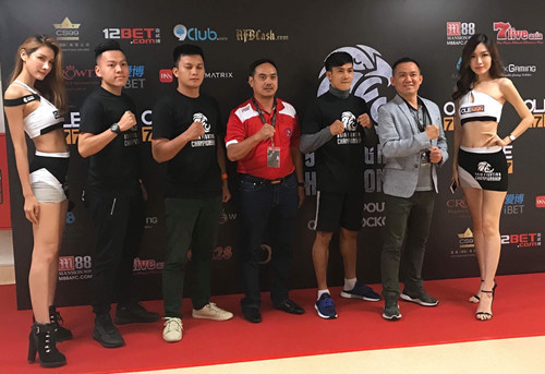 Chủ tịch LĐ Muay TP.HCM Phan Ngọc Huy (thứ 2 từ phải sang) tại giải đấu T.T