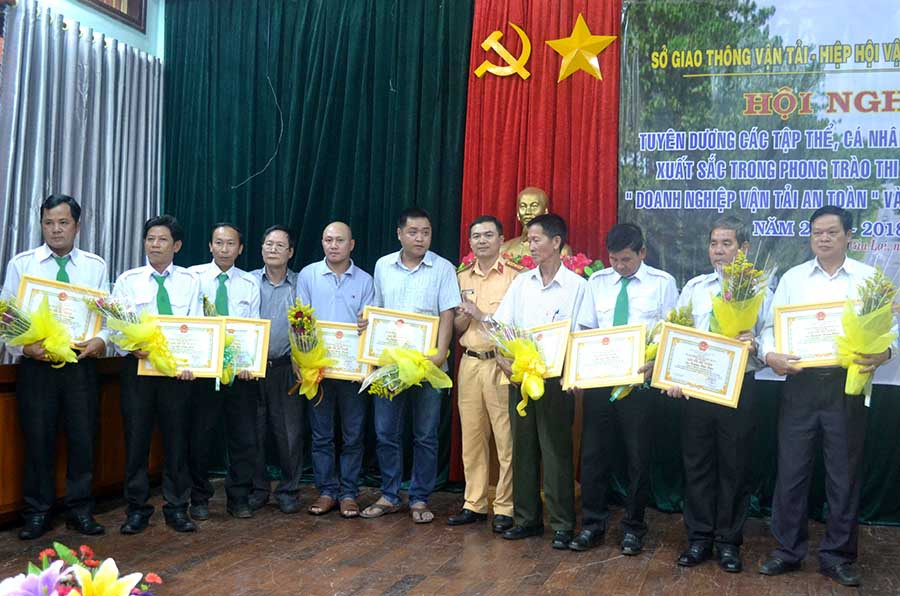 Tuyên dương các tài xế lái xe an toàn năm 2017-2018. Ảnh: H.L  Tuyên dương các tài xế lái xe an toàn năm 2017-2018. Ảnh: H.L