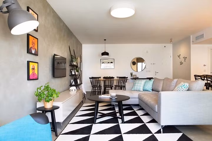 Căn hộ sử dụng chủ yếu những gam màu trung tính, thỉnh thoảng “điểm xuyến” chút màu mè từ đồ nội thất và tranh treo tường trang trí. Căn hộ sử dụng chủ yếu những gam màu trung tính, thỉnh thoảng “điểm xuyến” chút màu mè từ đồ nội thất và tranh treo tường trang trí.