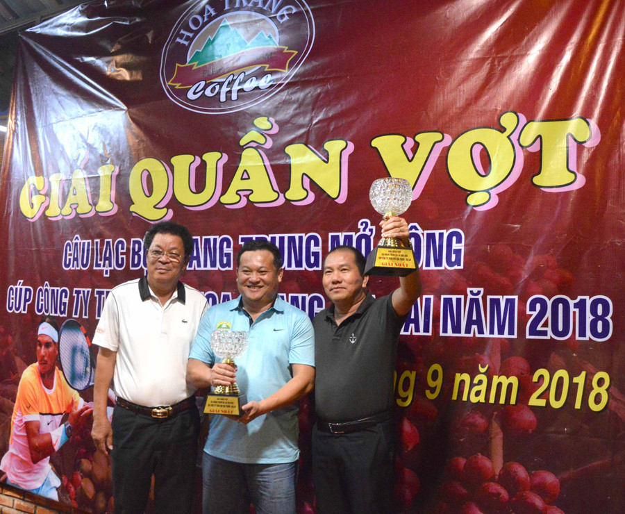 .Cặp VĐV đoạt giải nhất nhận Cúp. Ảnh: Minh VỸ