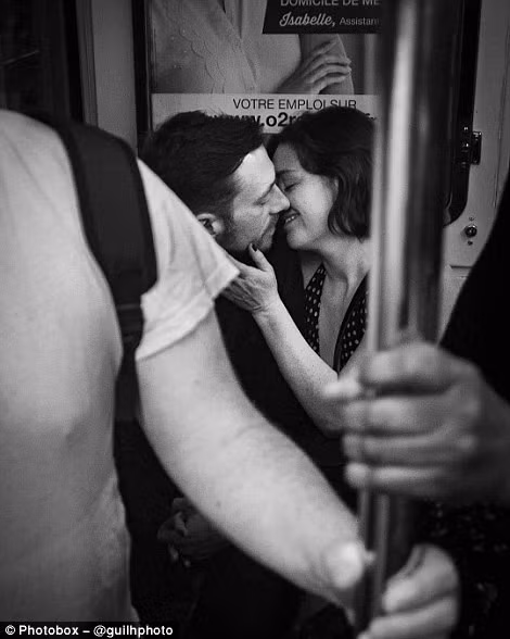  Còn đây là hình ảnh một cặp tình nhân trên tàu điện ngầm ở Paris, đang trong danh sách chạy đua giành giải thưởng.