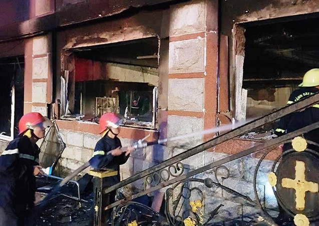 Lực lượng PCCC làm nhiệm vụ dập lửa tại hiện trường (Ảnh: Cẩm Lệ).