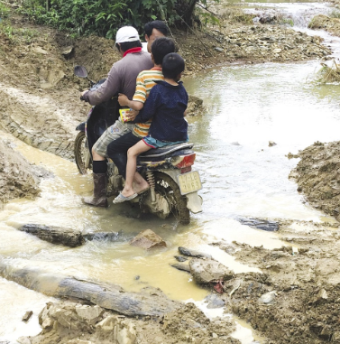 Đường dốc nhiều đoạn “ổ voi” lầy lội. Đường dốc nhiều đoạn “ổ voi” lầy lội.