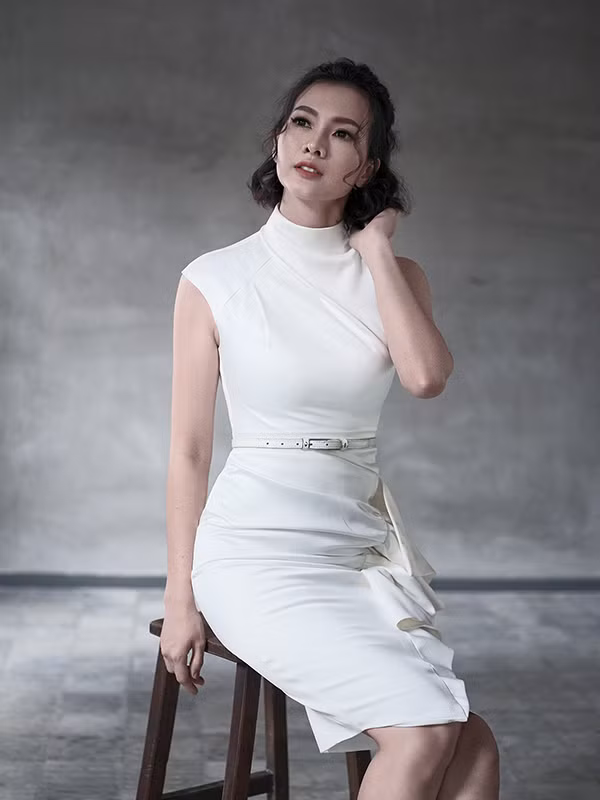 Sử dụng vải lụa tuyết trắng, nhà thiết kế muốn dành tặng cho phái đẹp các mẫu đầm đi tiệc theo phong cách thanh lịch, hiện đại.