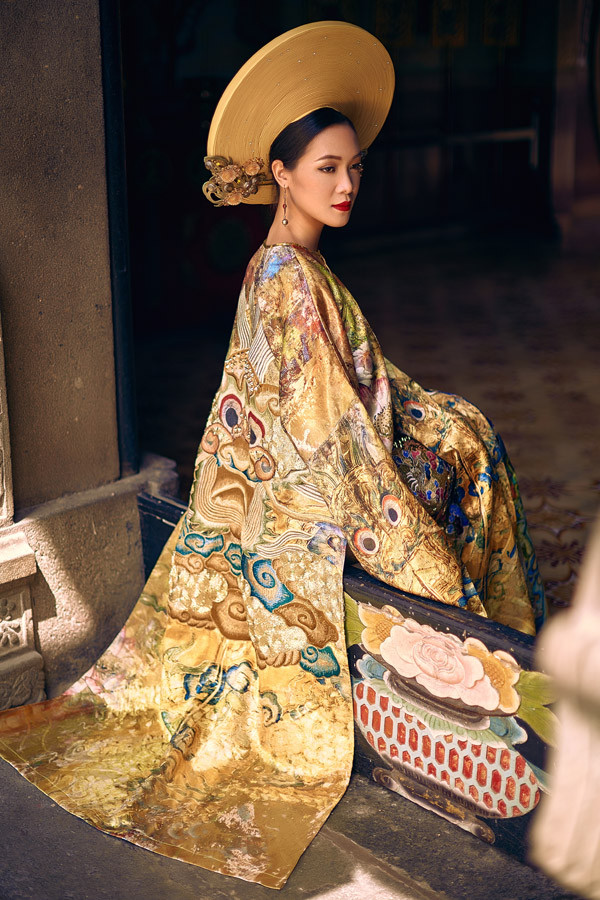 Mặc dù lấy cảm hứng từ phụng bào của hoàng hậu thời xưa nhưng các thiết kế vẫn mang hơi thở của cuộc sống hiện đại. Mặc dù lấy cảm hứng từ phụng bào của hoàng hậu thời xưa nhưng các thiết kế vẫn mang hơi thở của cuộc sống hiện đại.