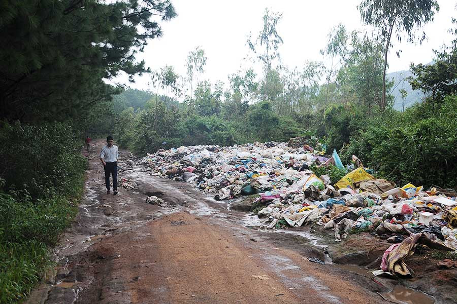  Người dân làng Nhiên (xã Nghĩa Hưng, huyện Chư Pah) rất bức xúc vì phải “sống chung” với rác. Ảnh: G.C