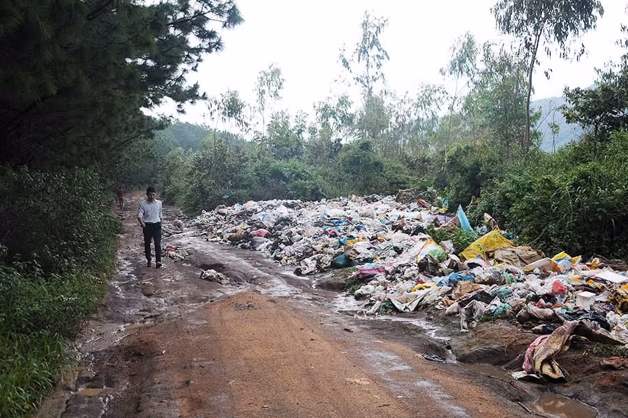  Người dân làng Nhiên (xã Nghĩa Hưng, huyện Chư Pah) rất bức xúc vì phải “sống chung” với rác. Ảnh: G.C