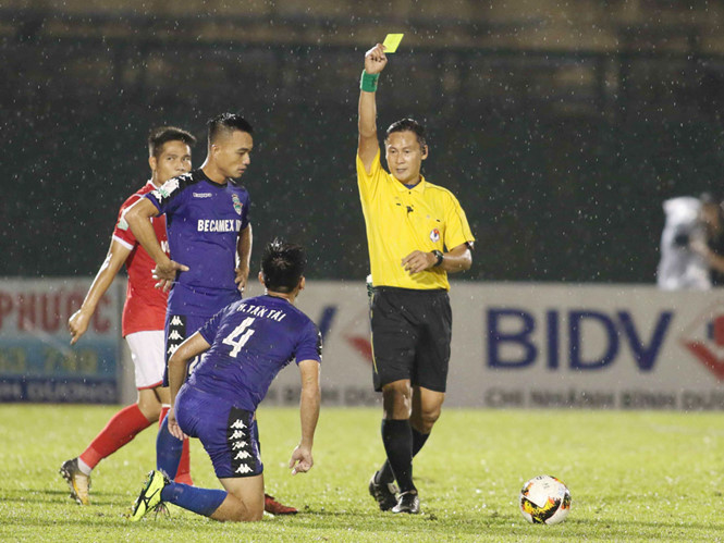 Trọng tài Trần Văn Lập yếu chuyên môn nên ảnh hưởng đến kết quả trận đấu NGỌC LINH