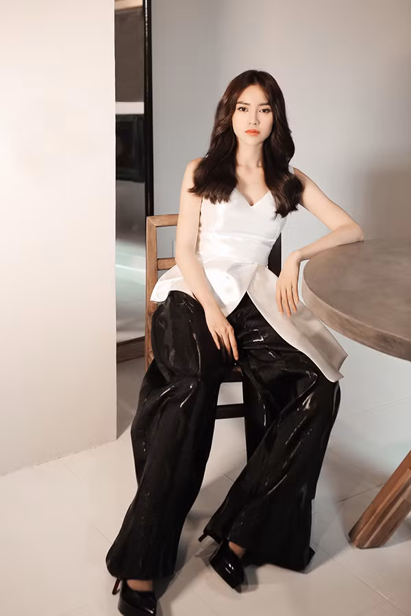 Bộ ảnh được thực hiện với sự hỗ trợ của nhiếp ảnh Kim Bánh Trôi Nước, trang điểm Xi Quân Lê. Bộ ảnh được thực hiện với sự hỗ trợ của nhiếp ảnh Kim Bánh Trôi Nước, trang điểm Xi Quân Lê.