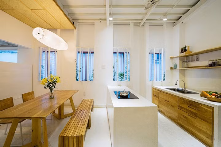 Đảo bếp đồng thời cũng là bàn bar và cùng sử dụng chung ghế với bàn ăn.