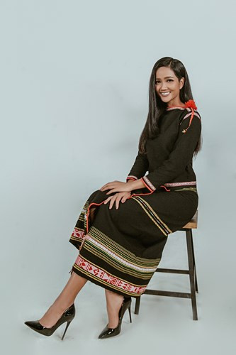 Hoa hậu H’Hen Niê bật mí cô rất thích mỗi khi có dịp diện trang phục Êđê, giúp cô gợi nhớ những tháng ngày còn nhỏ sống bên gia đình, lên rẫy lên nương phụ cha mẹ. Hoa hậu H’Hen Niê bật mí cô rất thích mỗi khi có dịp diện trang phục Êđê, giúp cô gợi nhớ những tháng ngày còn nhỏ sống bên gia đình, lên rẫy lên nương phụ cha mẹ.