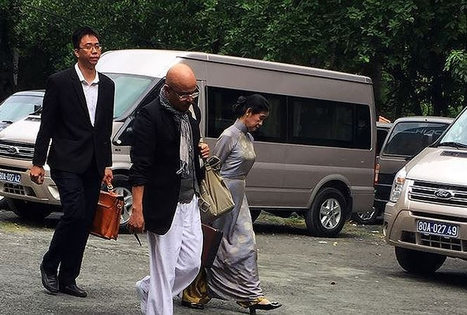 Ông Vũ cùng luật sư trong lần đến tòa giải quyết vụ ly hôn. Ảnh: Tân Châu