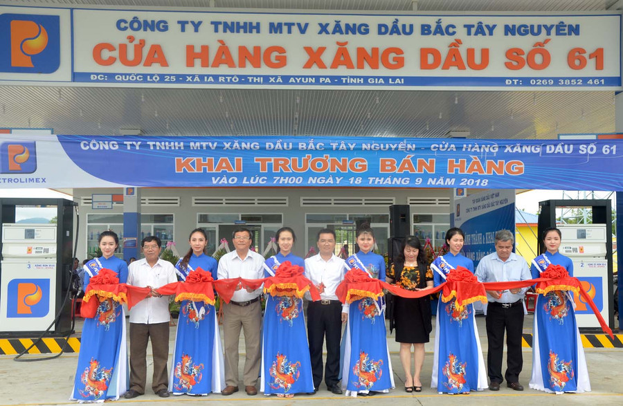 Cắt băng khánh thành câu xăng dầu số 61 tại xã Ia Rtô, thị xã Ayun Pa. Ảnh: Đức Phương