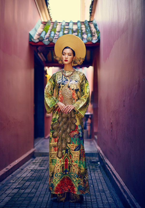 Ngoài họa tiết rồng, họa tiết chim công cũng được thêu cách điệu nổi bật trên tà áo. Ngoài họa tiết rồng, họa tiết chim công cũng được thêu cách điệu nổi bật trên tà áo.