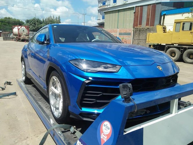 Xe mang màu ngoại thất xanh dương, với những chi tiết lưới tản nhiệt và sườn xe màu đen, trong khi bánh xe dạng 5 chấu chữ Y màu bạc. Xe mang màu ngoại thất xanh dương, với những chi tiết lưới tản nhiệt và sườn xe màu đen, trong khi bánh xe dạng 5 chấu chữ Y màu bạc.