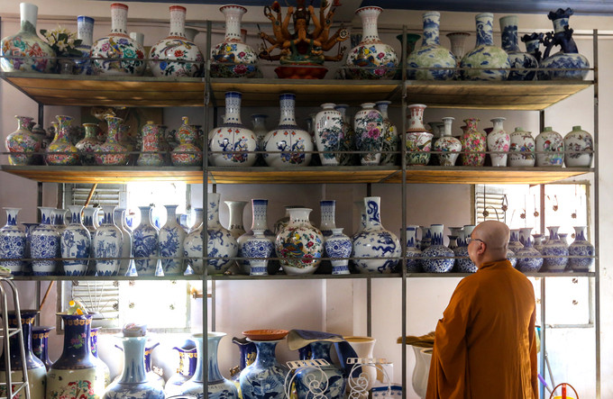 Vị trụ trì của chùa từ lâu đã sưu tập, lưu giữ các loại bình vì yêu thích kiểu dáng, màu sắc, chất men thanh tao của đồ gốm... Với khoảng 10.000 bình, nơi đây đươc Trung tâm sách kỷ lục Việt Nam công nhận là ngôi chùa có nhiều bình gốm nhất từ năm 2007. Vị trụ trì của chùa từ lâu đã sưu tập, lưu giữ các loại bình vì yêu thích kiểu dáng, màu sắc, chất men thanh tao của đồ gốm... Với khoảng 10.000 bình, nơi đây đươc Trung tâm sách kỷ lục Việt Nam công nhận là ngôi chùa có nhiều bình gốm nhất từ năm 2007.