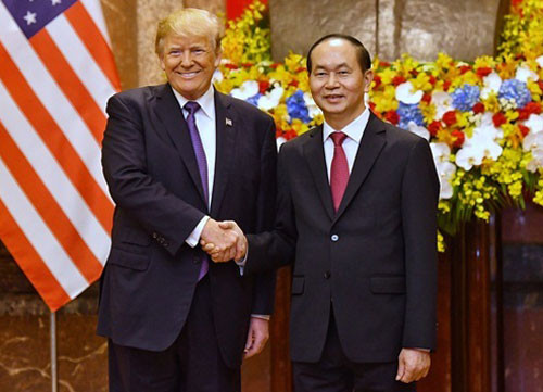 Chủ tịch nước Trần Đại Quang (phải) đón tiếp Tổng thống Mỹ Doanald Trump tại Hà Nội tháng 11/2017. Ảnh: Giang Huy.