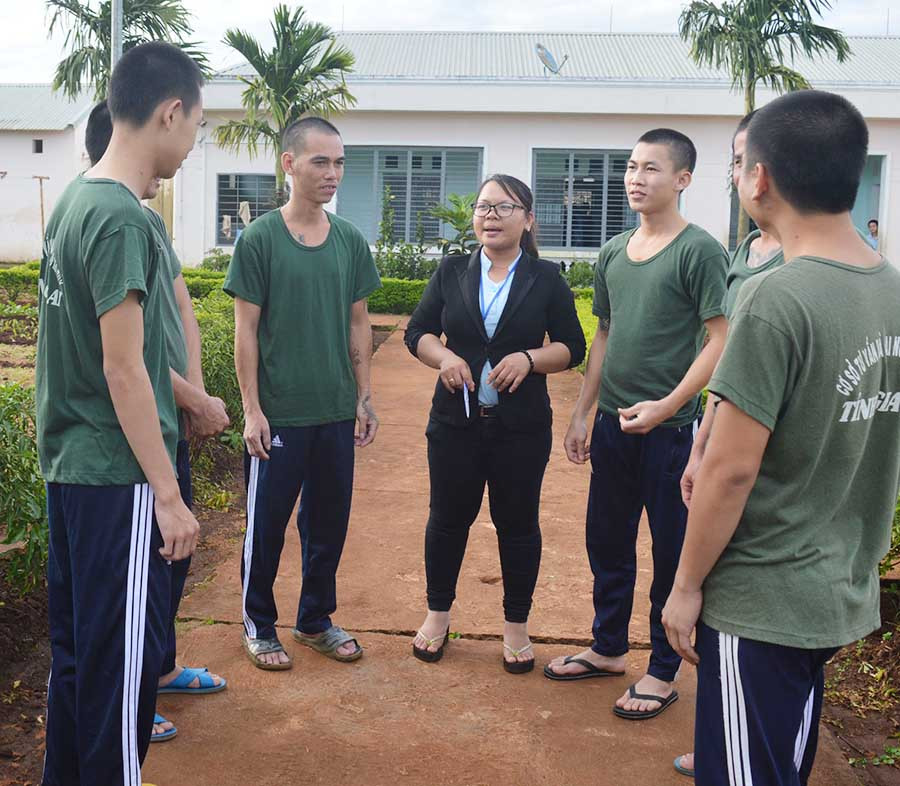 Chị Hồ Thị Lệ Hoa đang trò chuyện cùng học viên. Ảnh: P.D  Chị Hồ Thị Lệ Hoa đang trò chuyện cùng học viên. Ảnh: P.D