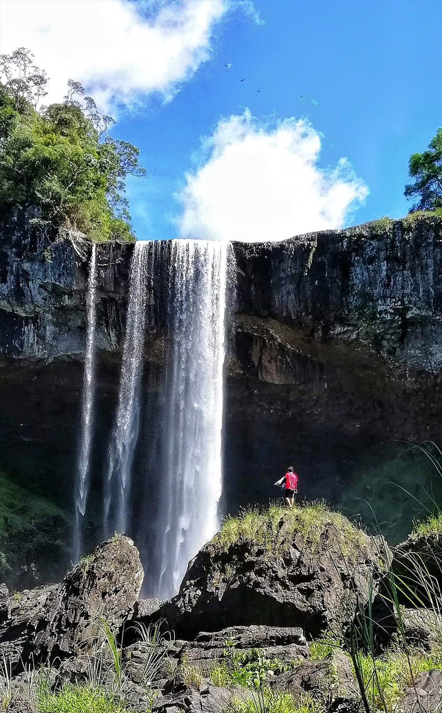 Cái tên Hang Én được lý giải rằng quanh khu vực thác vốn là nơi trú ngụ của nhiều loài chim. Và loài Én thường bay theo đàn về đây làm tổ trên các vách đá. Ảnh: Vũ Vũ Cái tên Hang Én được lý giải rằng quanh khu vực thác vốn là nơi trú ngụ của nhiều loài chim. Và loài Én thường bay theo đàn về đây làm tổ trên các vách đá. Ảnh: Vũ Vũ