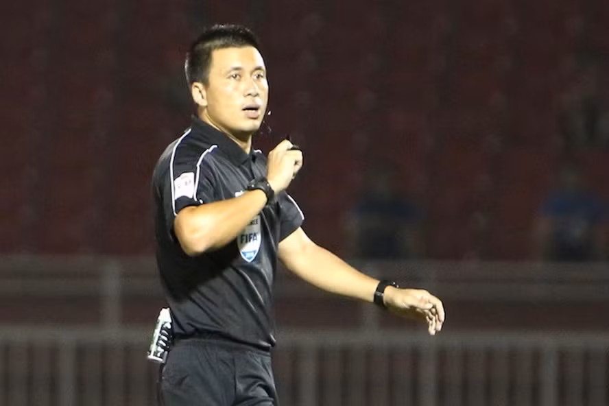 Trọng tài Hoàng Ngọc Hà là 1 trong 4 trọng tài FIFA ở V.League 2018. Ảnh: TL