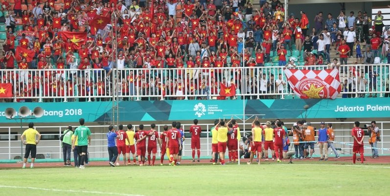 Dù không giành được huy chương, nhưng với việc lọt vào top 4 đội mạnh nhất tại Asiad 18, đội tuyển đã cho người hâm mộ được sống trong niềm vui bóng đá trọn vẹn. Ảnh: VietnamNet Dù không giành được huy chương, nhưng với việc lọt vào top 4 đội mạnh nhất tại Asiad 18, đội tuyển đã cho người hâm mộ được sống trong niềm vui bóng đá trọn vẹn. Ảnh: VietnamNet