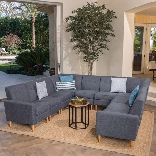  Ghế sofa hình chữ U cung cấp cho mọi người một chỗ ngồi rộng rãi, hoàn hảo đặt trong phòng chiếu phim hay phòng khách ngoài trời.