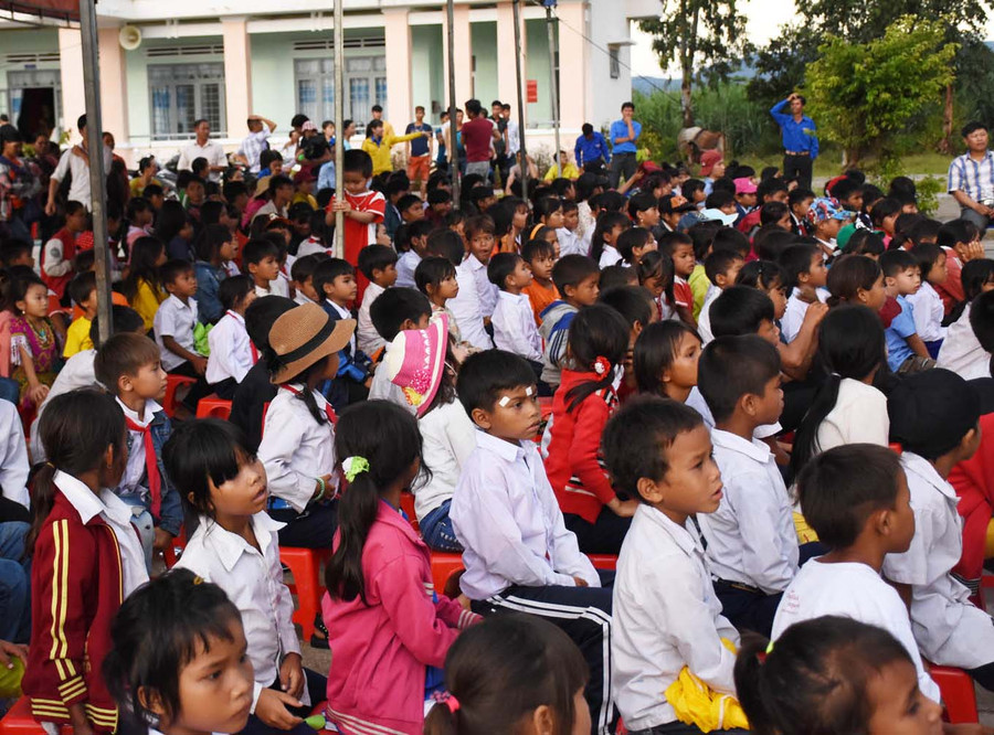 Các em háo hức chờ được nhận quà Trung thu. Ảnh: Hà Phương