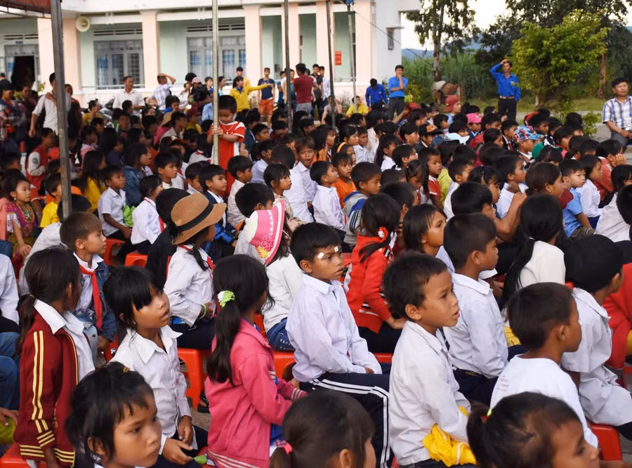 Các em háo hức chờ được nhận quà Trung thu. Ảnh: Hà Phương