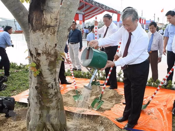 Thường trực Ban Bí thư Trần Quốc Vượng trồng cây lưu niệm trong công viên Fidel Castro. (Ảnh: Thanh Tùng/TTXVN)