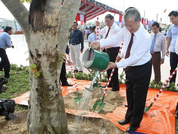 Thường trực Ban Bí thư Trần Quốc Vượng trồng cây lưu niệm trong công viên Fidel Castro. (Ảnh: Thanh Tùng/TTXVN)