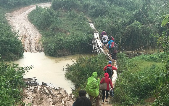 Đường lên “cổng trời” mùa mưa.