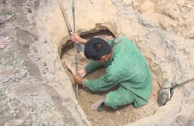 Đá nằm sâu dưới lòng đất nên phải đào tạo hàm ếch, sâu hơn 1m. Đá nằm sâu dưới lòng đất nên phải đào tạo hàm ếch, sâu hơn 1m.