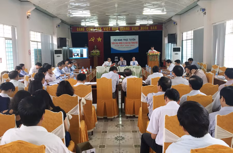 Tại điểm cầu tại Sở GD-ĐT. Ảnh: Nguyễn Giang