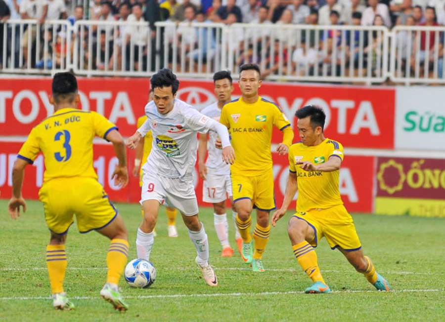  Tiền đạo Văn Toàn (áo trắng) từng ghi bàn thắng vào lưới Nam Định FC ở lượt đi. Ảnh: K.N.B